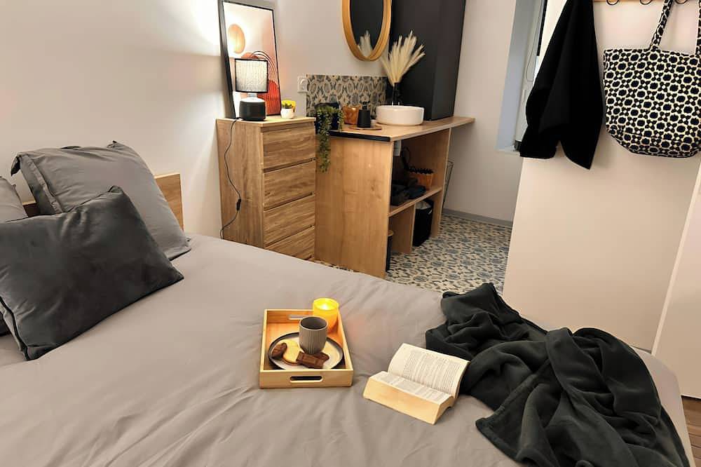 Entire apartment, Beautiful bright apartment - Heart of Moulins - 10 mins walk from the station in Moulins, Allier