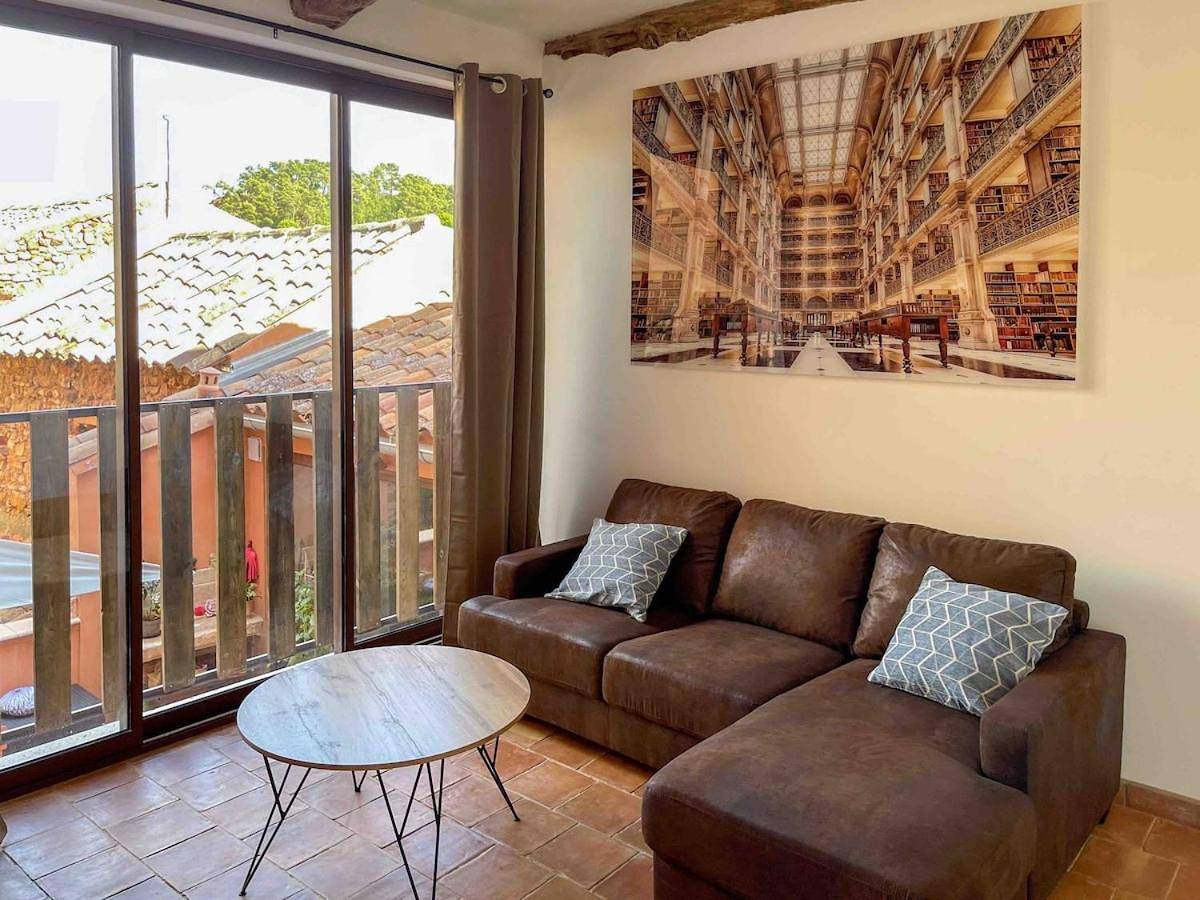 Appartement entier, One-Bedroom Apartment in Roussillon, Parc naturel régional du Luberon