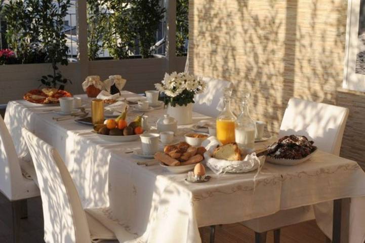 Alojamiento y desayuno para 3 personas, con vistas y terraza - 1
