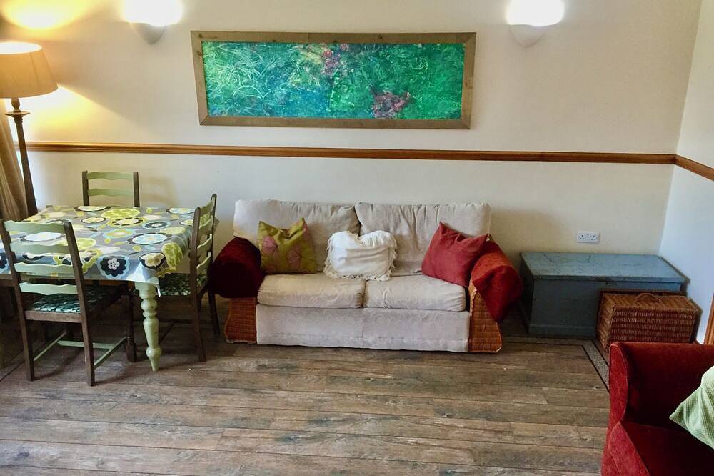 Entire apartment, Rustic Apartment with Sea views, and a short walk to the beach. in Freshwater East, Pembrokeshire