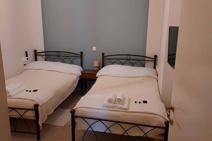 Gîte pour 5 personnes, avec balcon dans Égine - 4