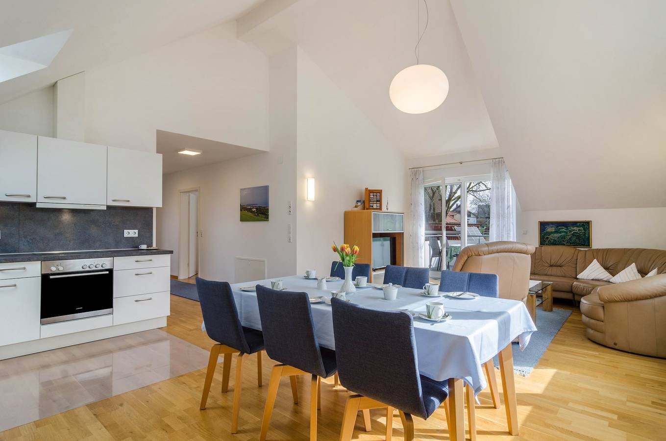 Ganze Wohnung, Lichtdurchflutete Ferienwohnung "Haus Buche" in der Nähe des Bodensees mit Wlan, Balkon und Garten; Parkplätze vorhanden in Hödingen, Überlingen