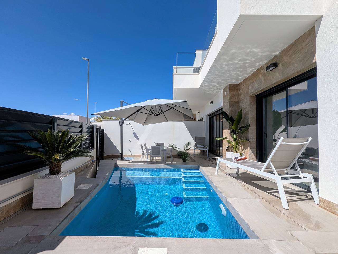 Casa Vacacional 'R-40-C Villa Moderna' con Piscina Privada, Wi-Fi y Aire Acondicionado in Los Montesinos, Costa Blanca