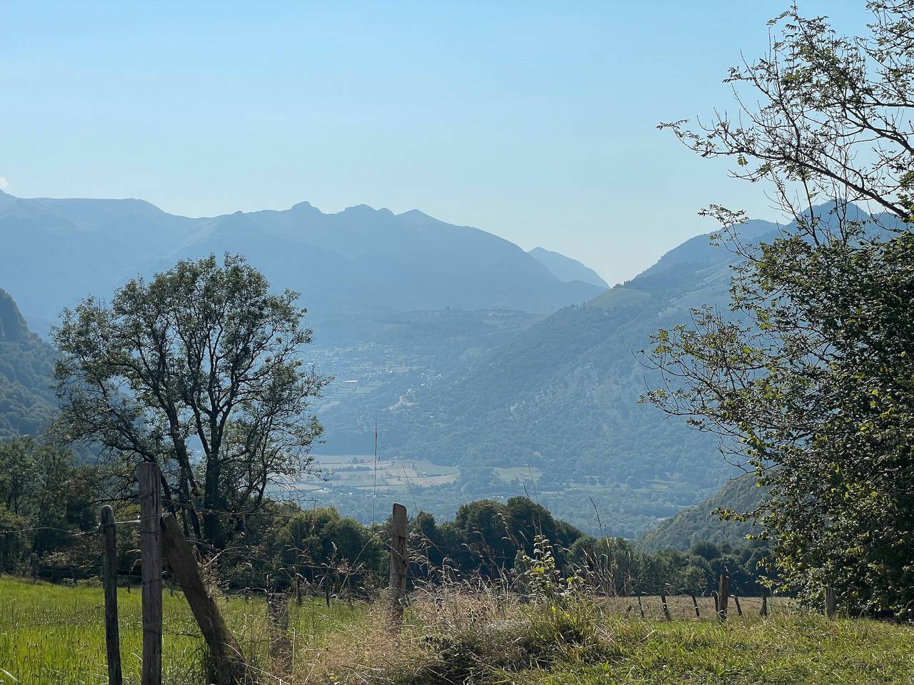 Vakantiehuis 'Ancienne Bergerie' met bergzicht, gedeeld terras en privé tuin in Castet, Béarn