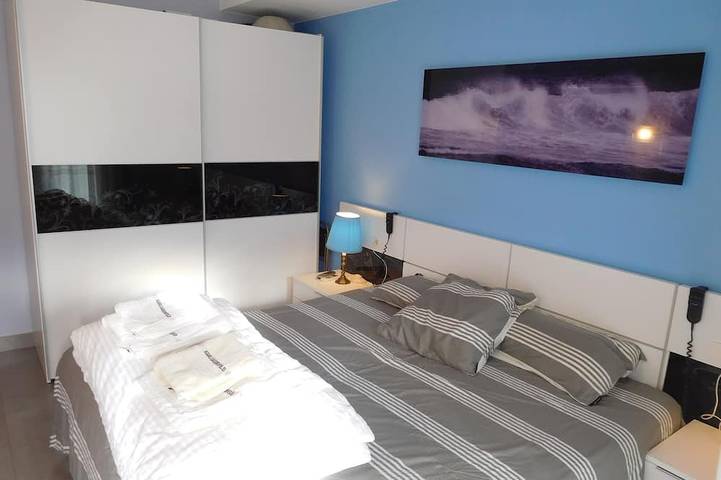 Appartement entier, Grand appartement en front de mer, calme, vue magnifique sur la mer, avec garage in Els Pins Blanes, Blanes