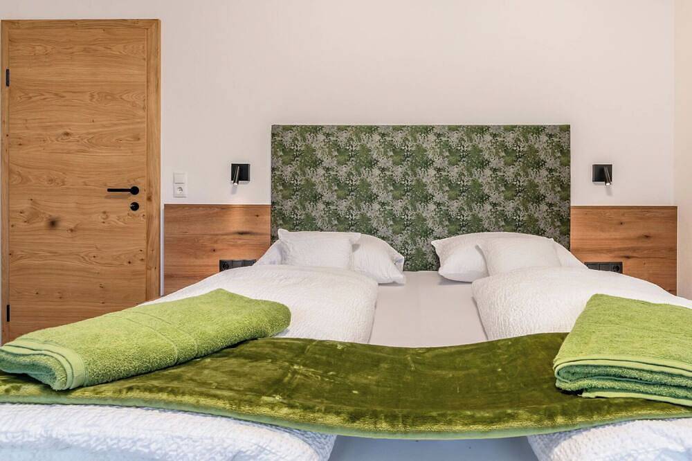 Entire apartment, Lovely apartment for 10 people with Wifi, Tv and balcony in Zell am Ziller, Ziller valley alps