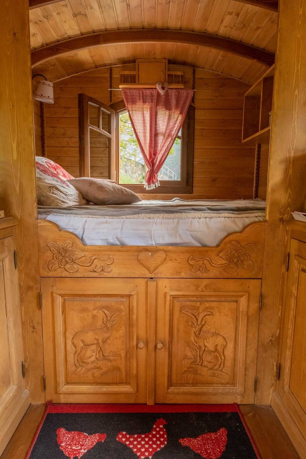 Bohemian Night in the Mountains – Ancolie Caravan with View, Heating and Wi-Fi in Gèdre, Pyrenees National Park