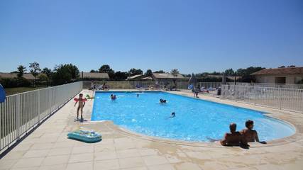 Location de vacances pour 6 personnes, avec piscine et jardin à Les Forges