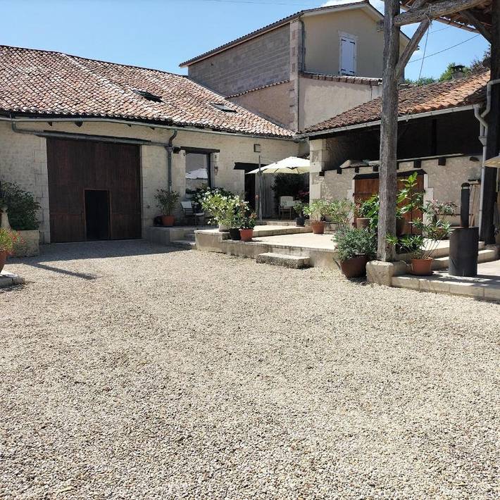 Gîte pour 4 personnes, avec terrasse à Salles-Lavalette