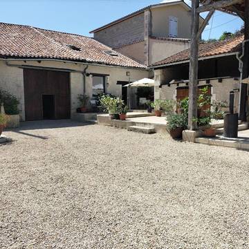 Gîte pour 4 personnes, avec terrasse à Salles-Lavalette