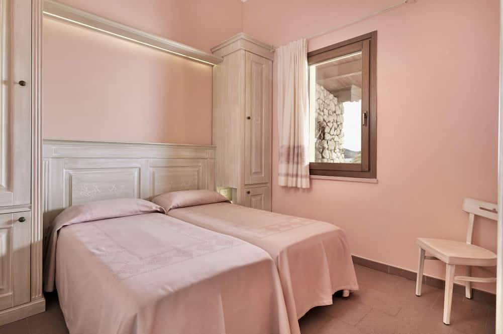 Ganze Wohnung, Nice apartment on the ground floor with sea view of approximately 55 m2 equipped with air conditioning and wi fi connection, composed of a living room with equipped kitchenette, fridge and flat-screen television.Two double or twin bedrooms and bathroom w in Bosa Marina, Planargia