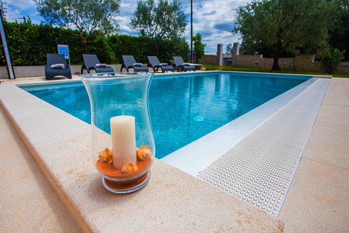 Ganze Wohnung, Apartment Mir mit 3 Schlafzimmern und eigenem Pool in Zentralistrien