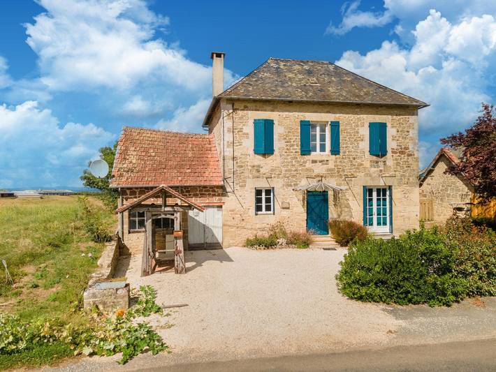 Location de vacances pour 8 personnes, avec Terrasse ainsi que Jardin et Piscine à Coubjours