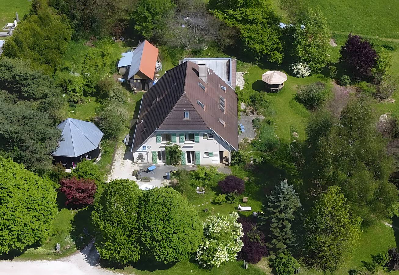 Gîte « À l’Ombre des Tilleuls » avec jardin privé et Wi-Fi, 2 personnes in Darbonnay, Jura