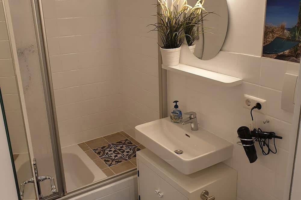 Ganze Wohnung, Insel Reichenau, Hallenbad & Sauna gratis, Wlan, See 200 m, Konstanz 7 km in Reichenau, Untersee