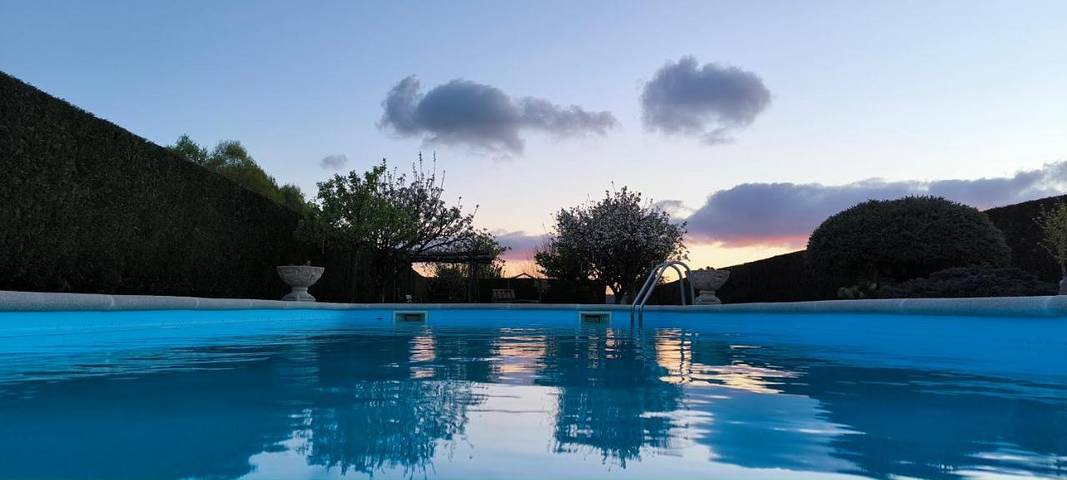 Apartamento para 10 personas, con Balcón y Terraza además de Jardín y Piscina en Pantón