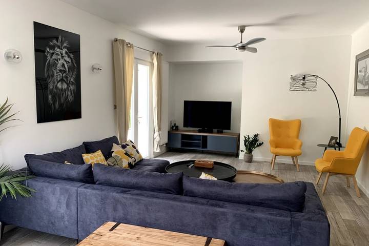 Location de vacances pour 10 personnes, avec piscine ainsi que balcon et jardin, adapté aux familles à Le Rouret - 3