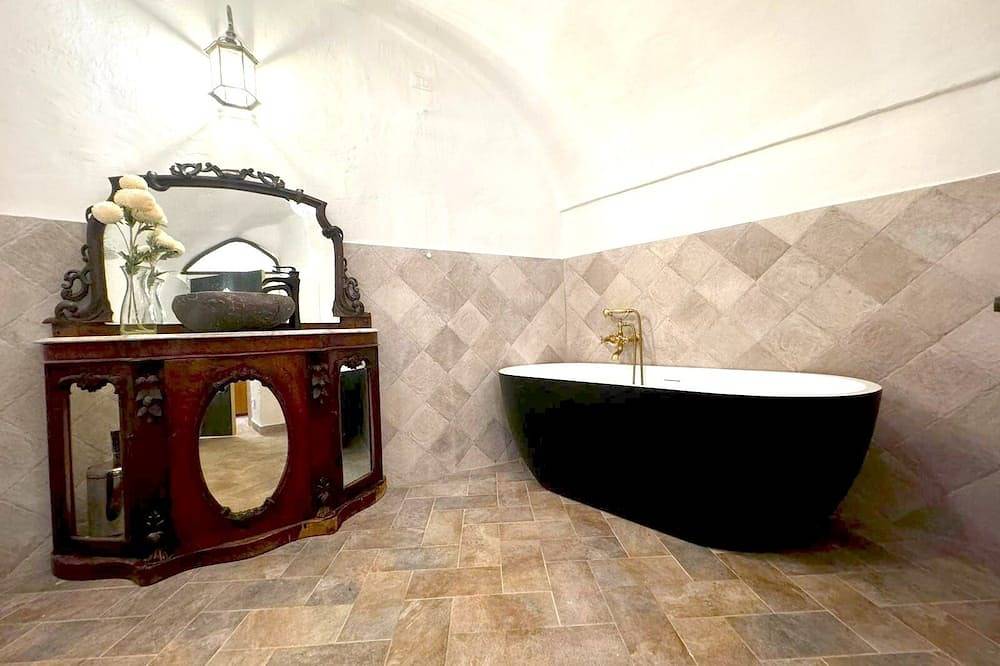 Apartamento entero, Apartment in the 14th century castle walls Vaulted ceilings Romantic Sleeps 3 in Isolabona, Alpes Ligures