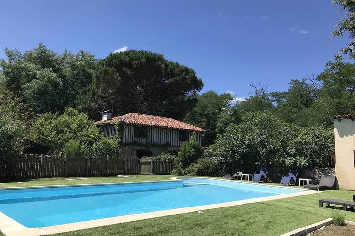 Gîte pour 8 personnes, avec jardin et terrasse, animaux acceptés à Maillères
