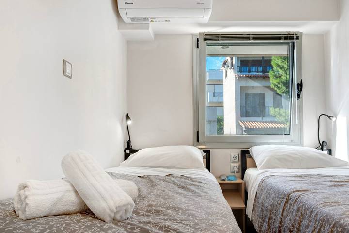 Estudio entero, Apartamento estudio 'Sea Side' con terraza privada, Wi-Fi y aire acondicionado. in Artemida, Región Costa Este de Ática