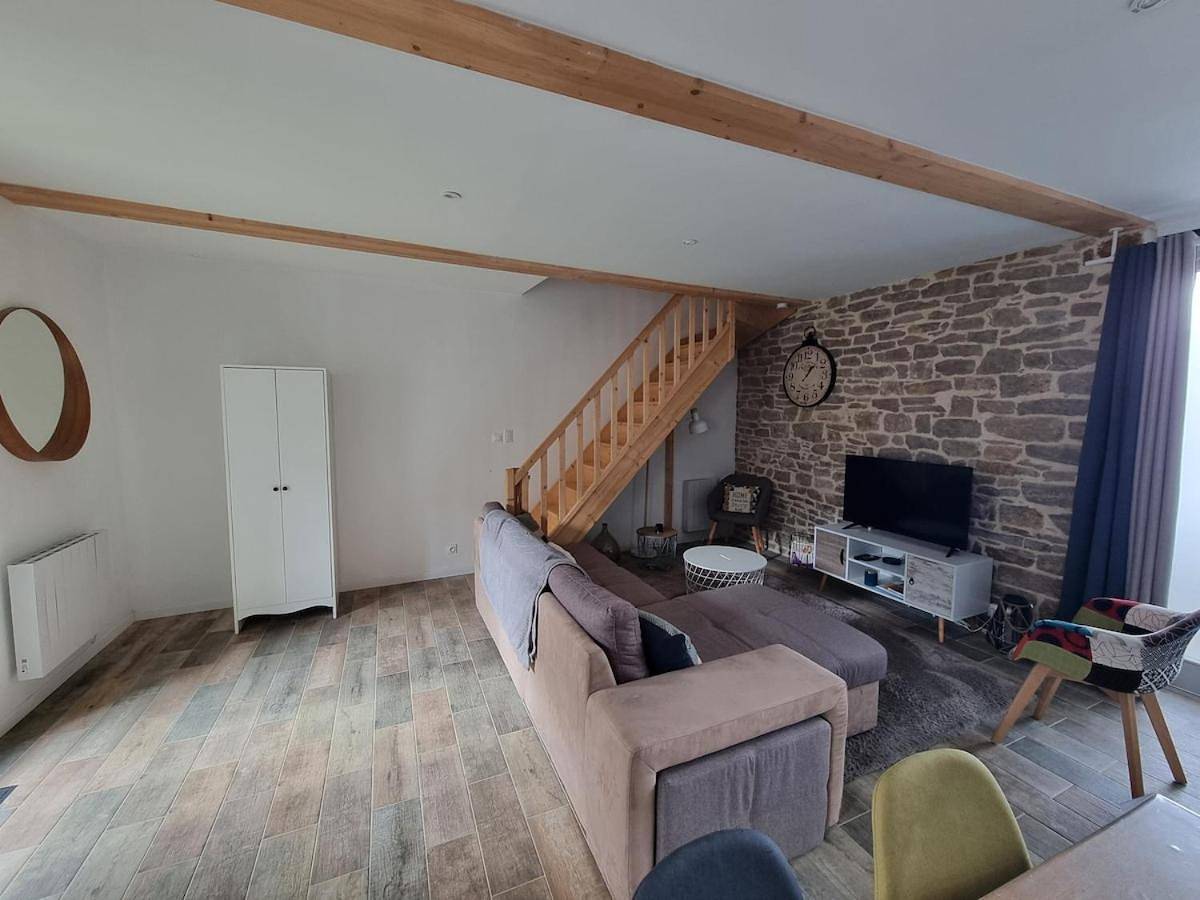 Appartement entier, Apartment with Terrace in Hières-sur-Amby, Région de La Tour-du-Pin
