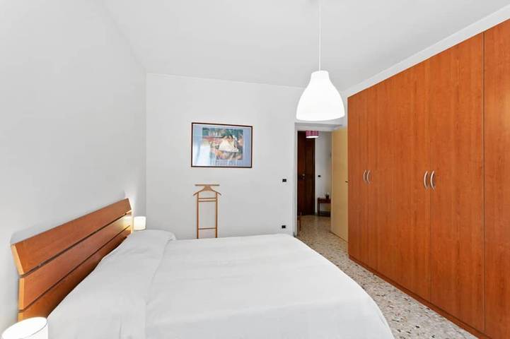 Appartement entier, Guesthost - Comfortable 77 sqm apartment with two balconies (one with sea view), which can comfortably accommodate up to 4 people, located on the third floor of a building without lift. The property is located in Aci Castello, just 11 km from Catania, a in Aci Trezza, Aci Castello