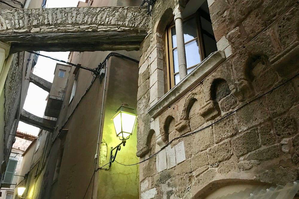 Ganze Wohnung, Großes Duplexhaus aus dem 14. Jahrhundert renoviert / klimatisiert / Internet Oberstadt Bonifacio in Bonifacio, Sartène und Umgebung