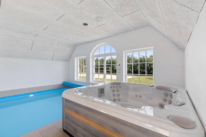 Stråtækket feriehus med pool in Ulfborg, Holstebro Kommune