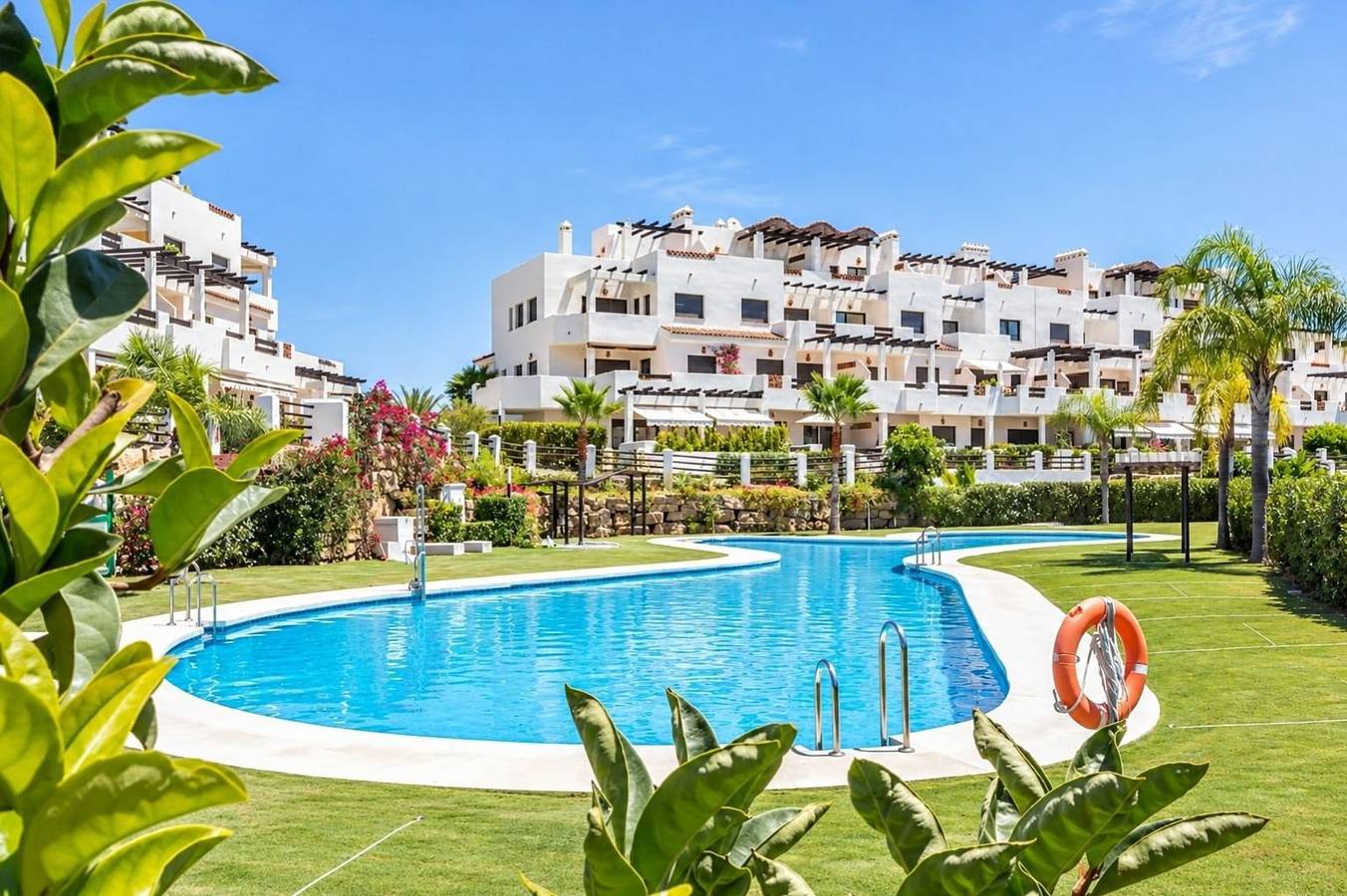 Apartamento entero, GuestReady - Sunset Golf con Jardín Privado in La Resina, Estepona