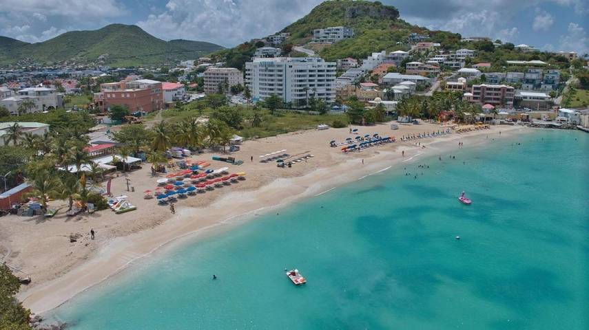 Hotel voor 3 personen, with tuin and zwembad as well as uitzicht op Sint Maarten