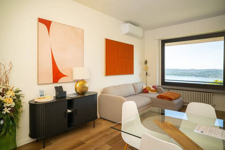 Appartamento intero, Brezza Blu Collection - Brezza Azzurra | Vista lago e piscine in Lesa, Lago Maggiore (Piemonte)