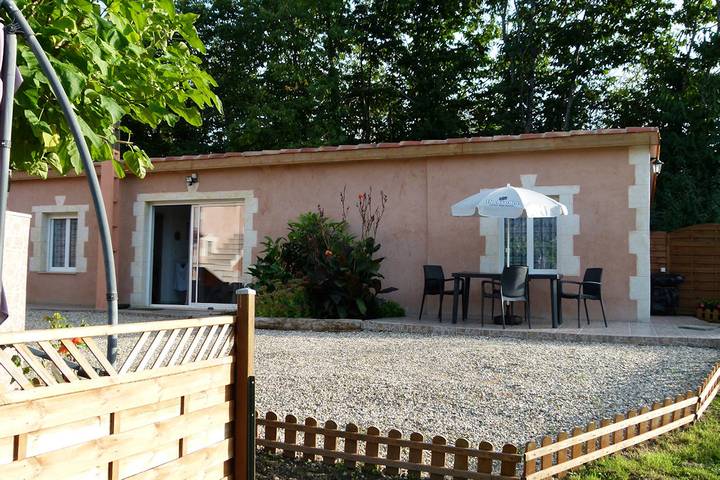 Gîte pour 2 personnes, avec jardin ainsi que piscine et terrasse à Larée - 2