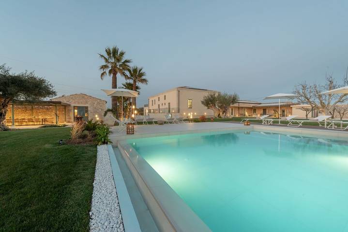 Appartamento vacanze per 25 persone, con giardino e piscina in Sicilia