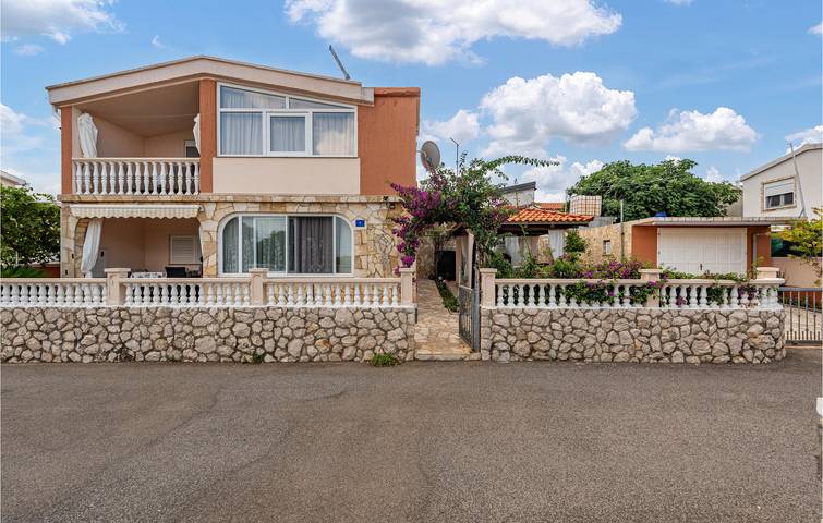 Gîte pour 4 personnes, avec Terrasse dans Vir