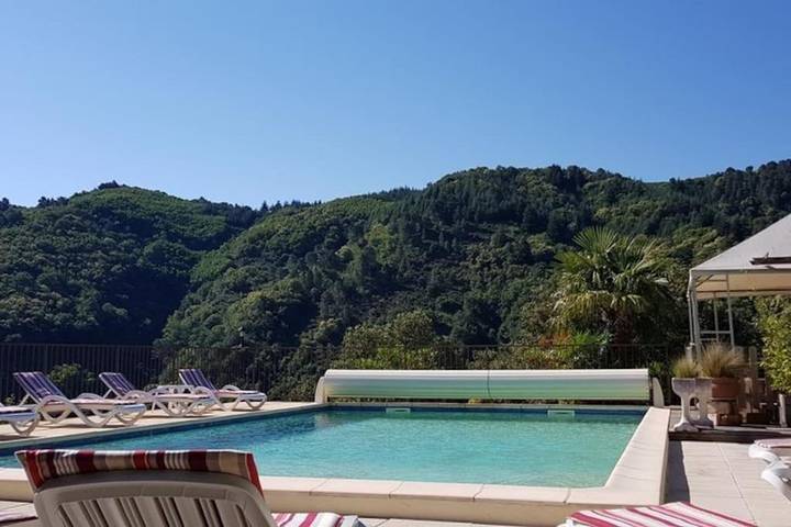 Gîte pour 4 personnes, avec Terrasse ainsi que Jardin et Piscine à Vals-les-Bains