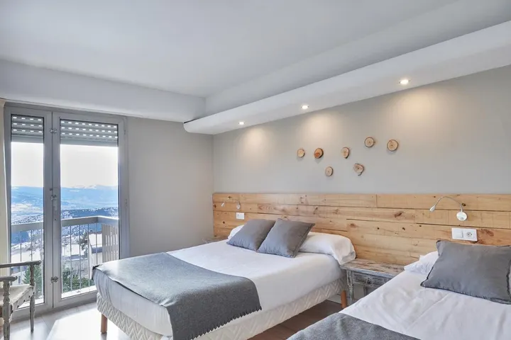 Hotel para 4 personas, con piscina además de vistas y terraza - 1