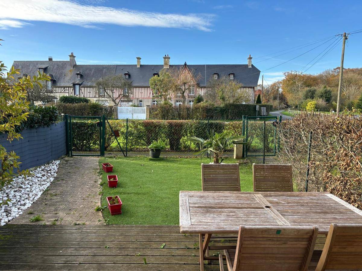 Ganze Wohnung, Les Douves Duplex 5 personnes lumineux avec jardin et terrasse aménagée , vue sur château à 5mn de la mer, proche Omaha Beach et Bayeux in Commes, Bayeux und Umgebung