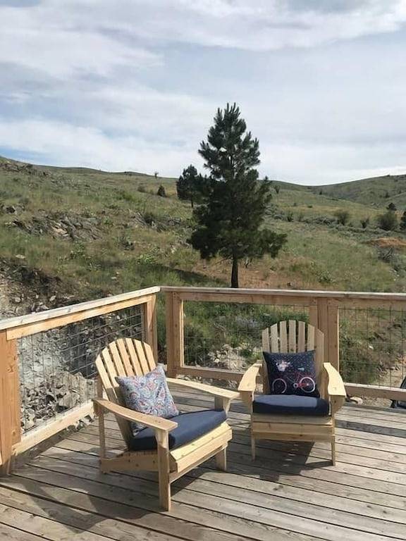 Ganze Wohnung, Rustikales modernes kleines Haus mit 270 Grad Blick auf das Bitterroot Valley in Ravalli County