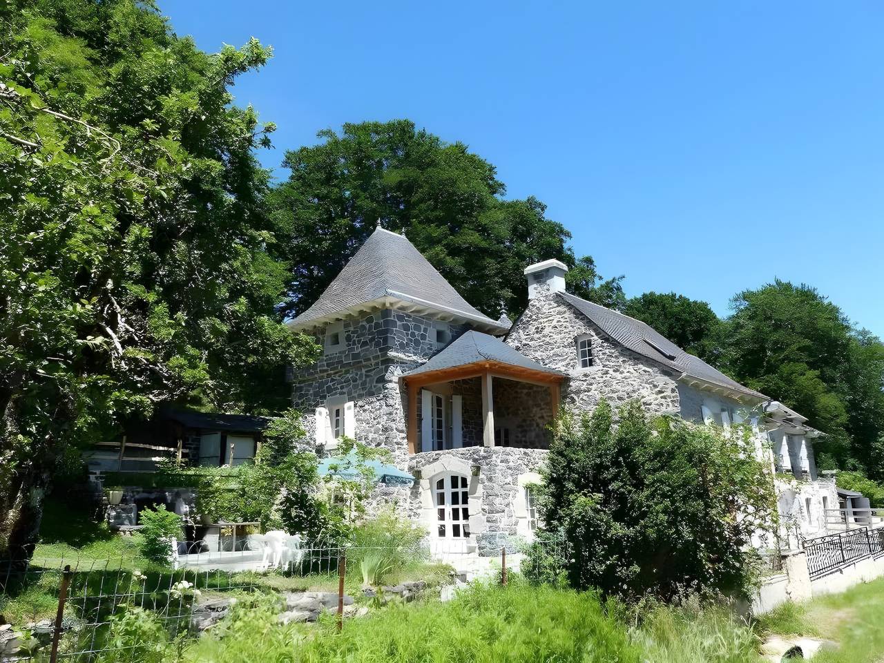 Maison de vacances 'La Villa des Papillons' avec vue montagne, terrasse privée et Wi-Fi in Laguiole, Parc naturel régional de l'Aubrac