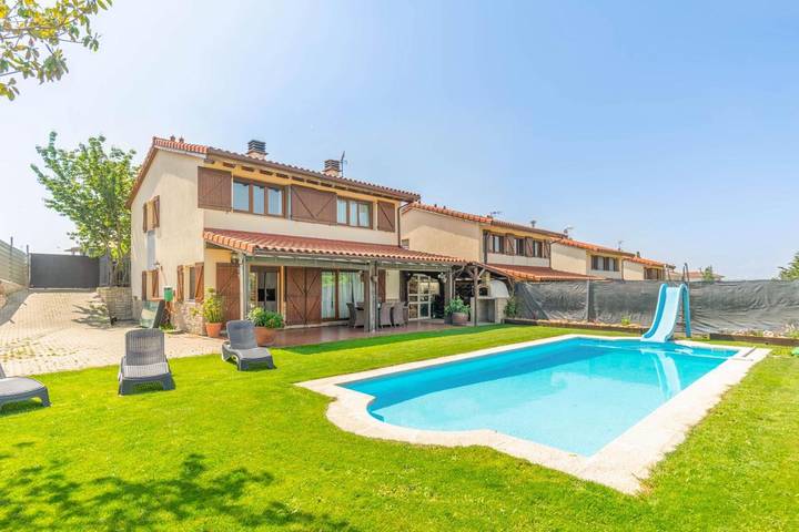 Casa para 12 personas, con Terraza y Jardín además de Piscina y Vistas en Navarra
