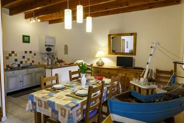 Gîte for 4 Guests in Plougrescant, Bretagne, Picture 4