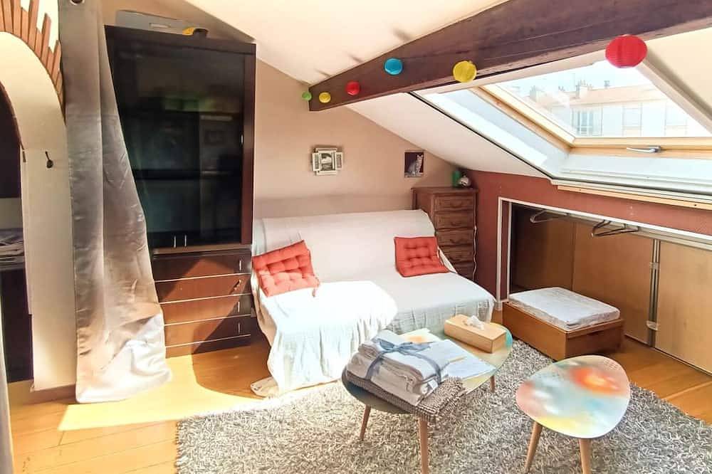 Entire apartment, Coquet 2 Pièces Sous les Toits in Fresnes, Val-de-Marne