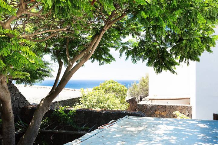 Entire apartment, Vacation Home "Villa Jupe" with Terraces, Garden, Ocean/Mountain Views & Wi-Fi in Tías, Lanzarote