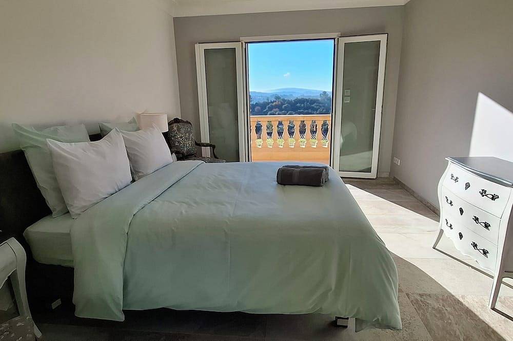 Stunning Villa de la Colline overlooking the valley in Flassans-sur-Issole, Brignoles region