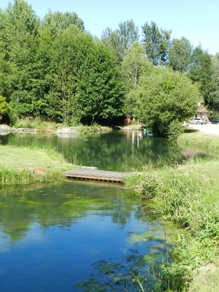 Cottage pour 2 personnes, avec terrasse ainsi que jardin et vue sur le lac à Dordives
