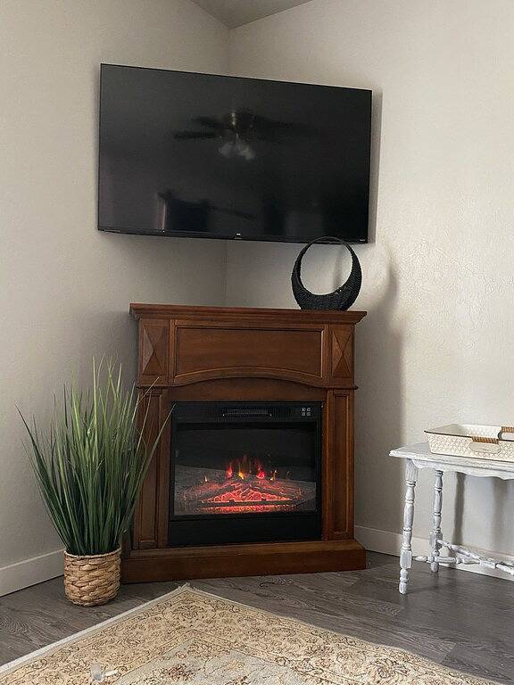 Honey Bee Cottage, ez trailer parking 🔥place, king, paved,🔥pit , Fast Wifi 3tvs in Mena, Ouachita National Forest