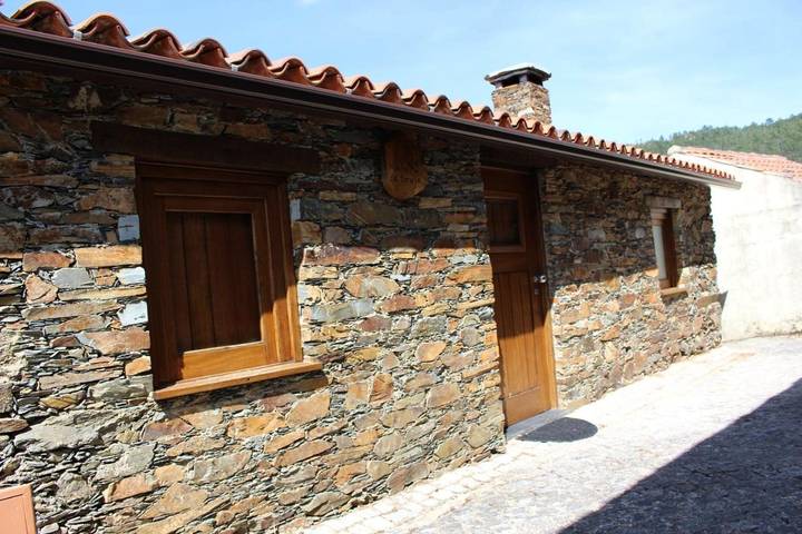 Maison de campagne pour 2 personnes, avec vue et jardin dans Góis