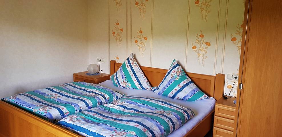 Ganze Ferienwohnung, Pension Gästehaus Cornelia - Doppelzimmer 3 mit Terrasse und Ausblick ins Grüne in Eschau, Mainviereck
