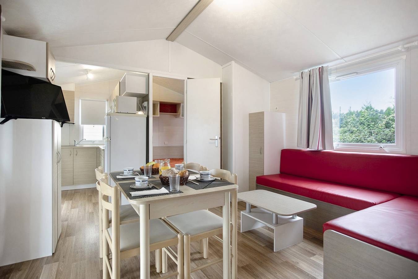 Chalet 'Bungalow T2 I I I - 15 Min Nazaré' con piscina condivisa, terrazza e aria condizionata in Leiria District