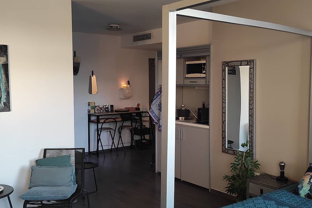 Appartement entier, Grand studio terrasse de standing, pleine vue village et proche mer in Carry-le-Rouet, Côte méditerranéenne (France)